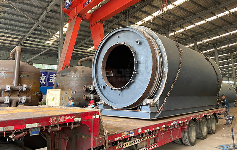 新疆劉總訂購的6臺LES-2675輪胎煉油設(shè)備裝車發(fā)出01